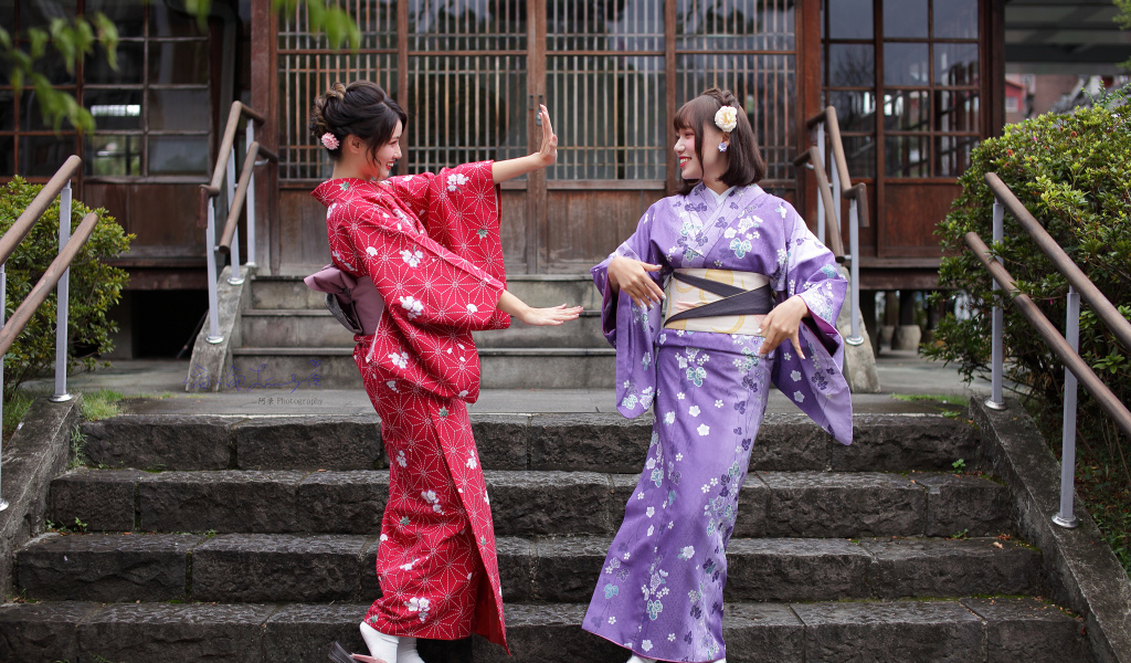 Две красивые девушка азиатки в кимоно на ступеньках