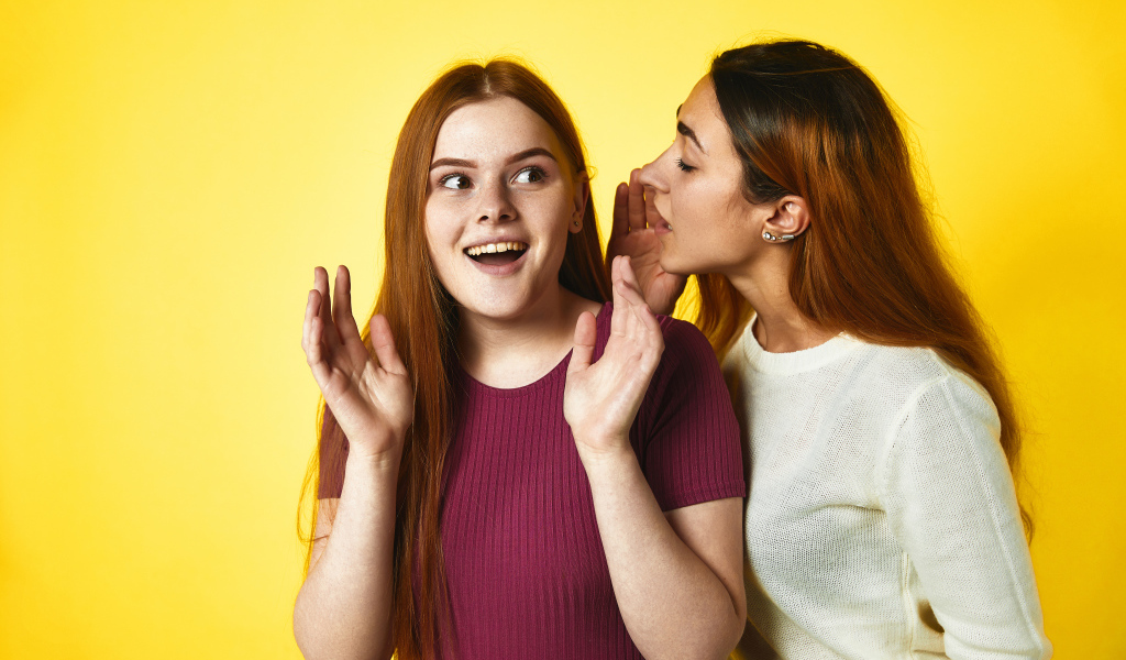 Женские секреты на желтом фоне 