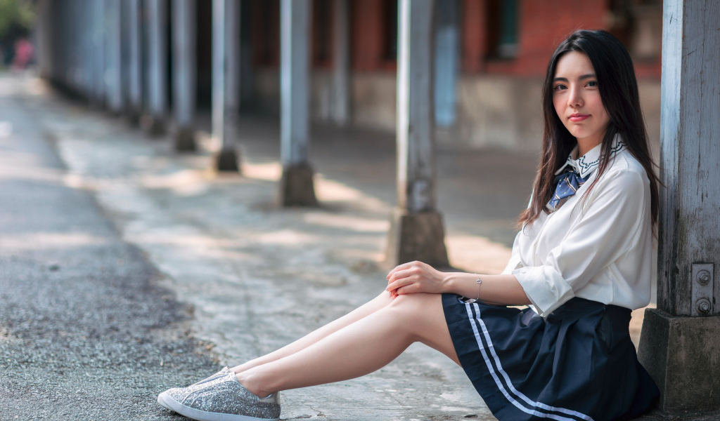 Молодая девушка азиатка в костюме школьницы