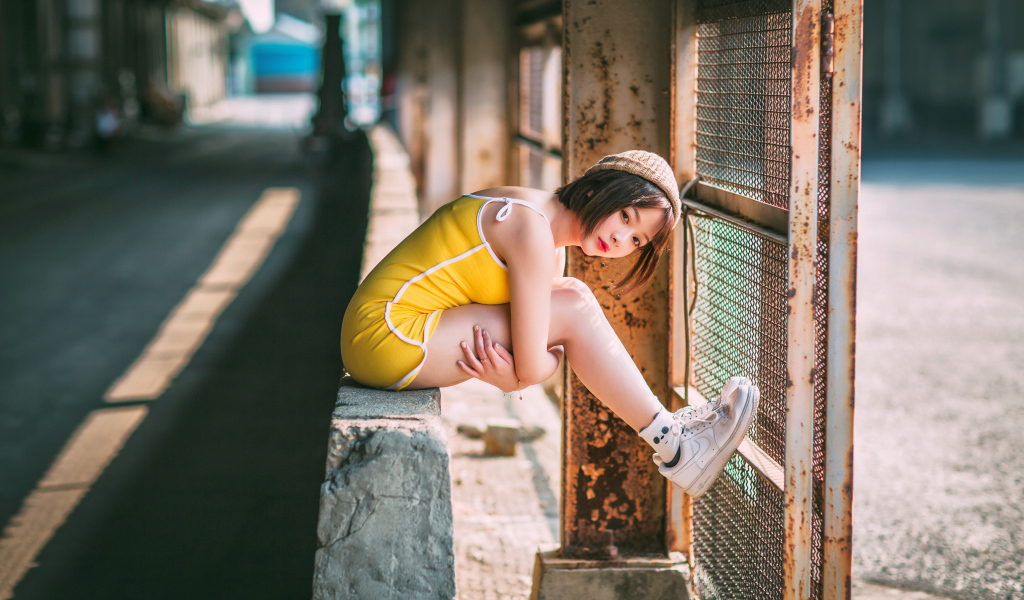 Молодая девушка азиатка сидит у сетки