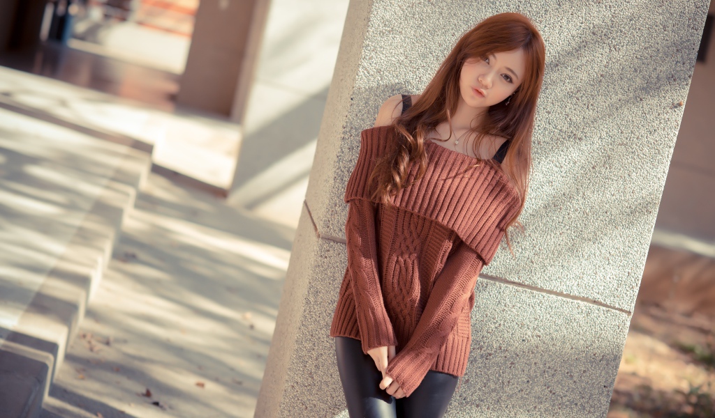 Молодая азиатка в коричневом свитере 