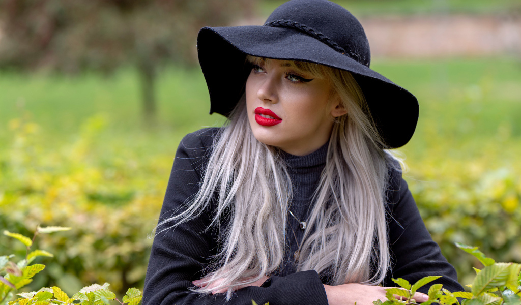 Молодая блондинка в черной шляпе