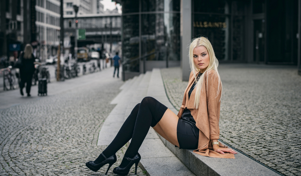 Молодая девушка в длинных чулках