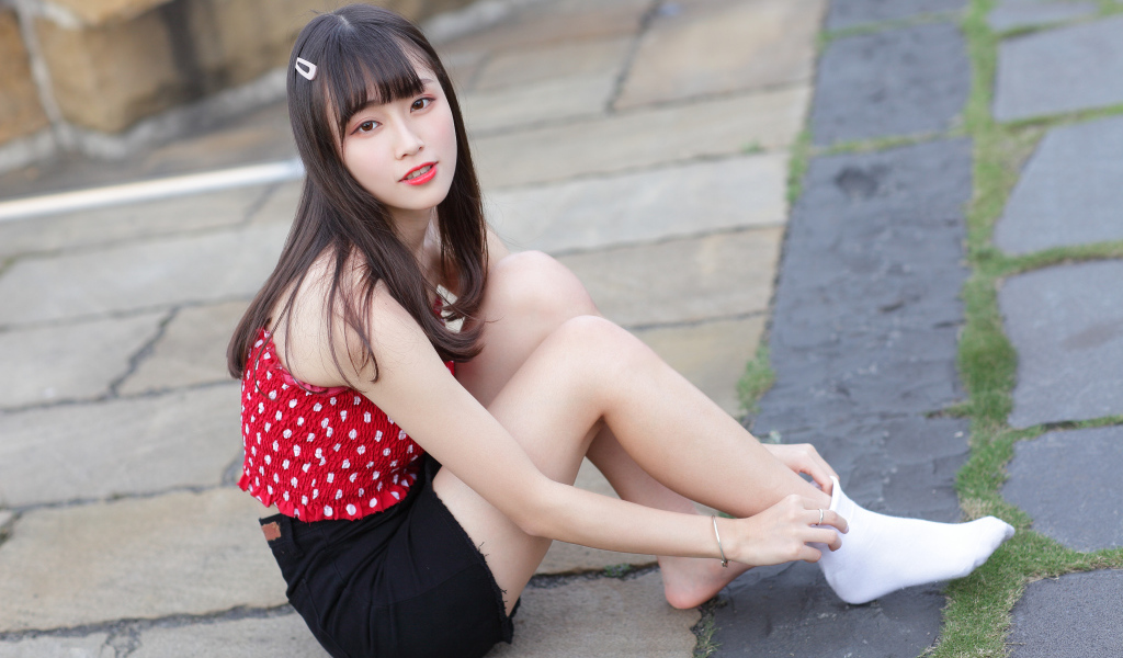 Молодая девушка в белых носках на полу 