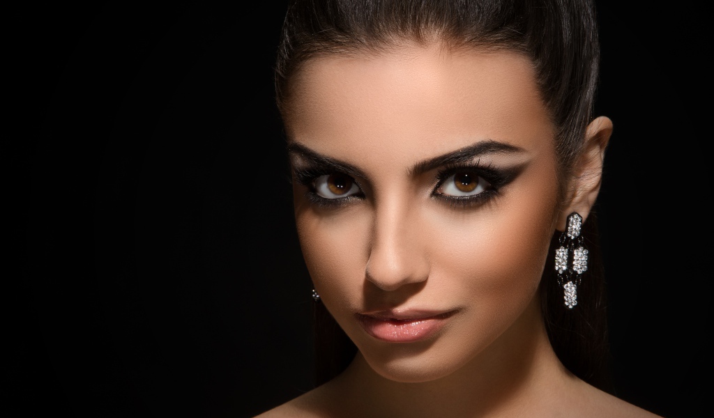 Молодая девушка с красивыми карими глазами на черном фоне