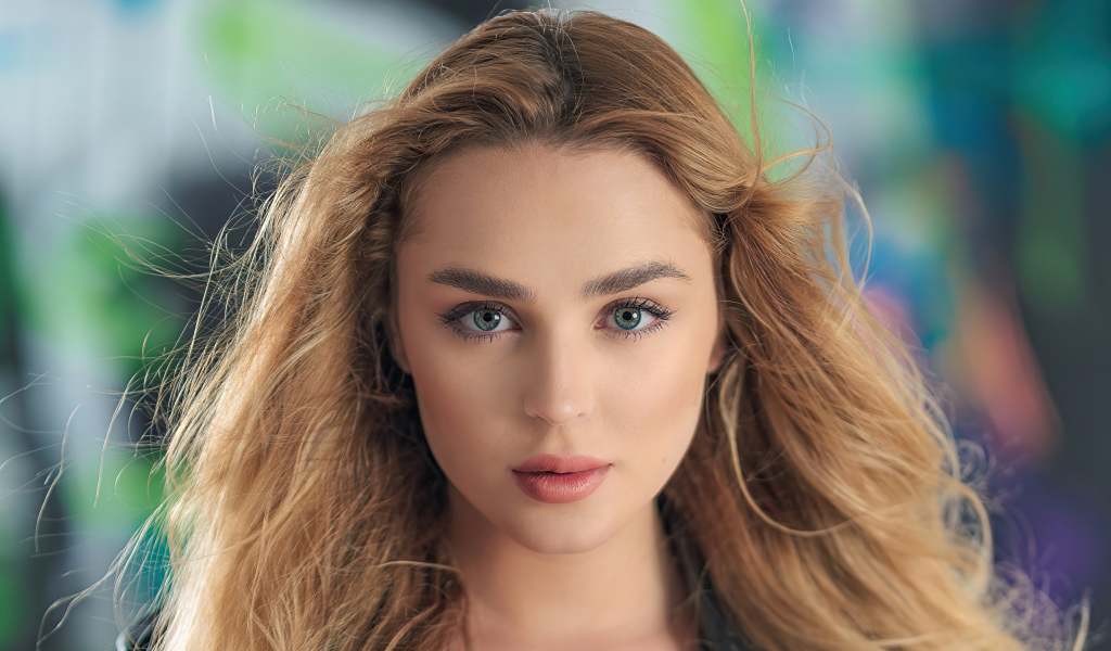Молодая девушка с большими голубыми глазами