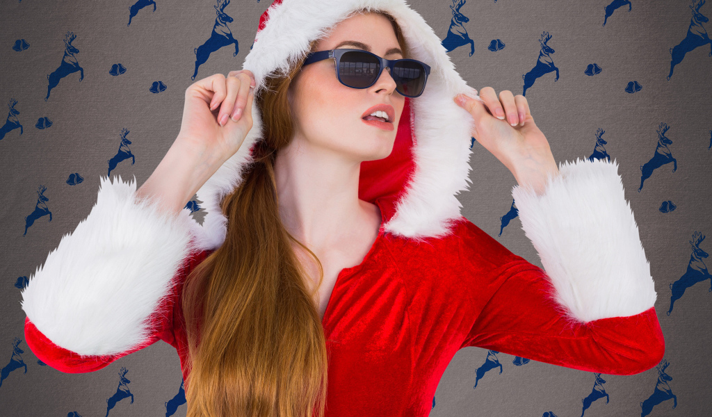 Девушка в красном костюме в очках на Рождество 