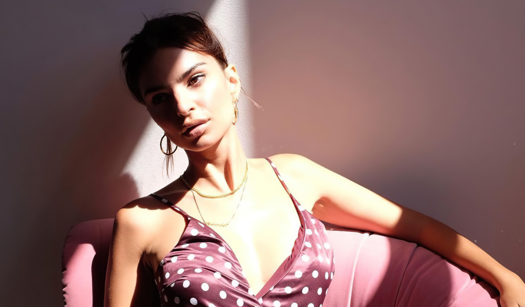 Американская модель Эмили Ратаковски в кресле