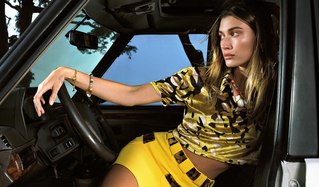 Американская модель Хейли Болдуин в машине