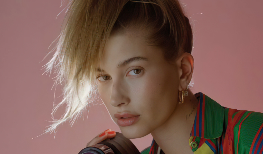 Американская модель Хейли Болдуин на розовом фоне