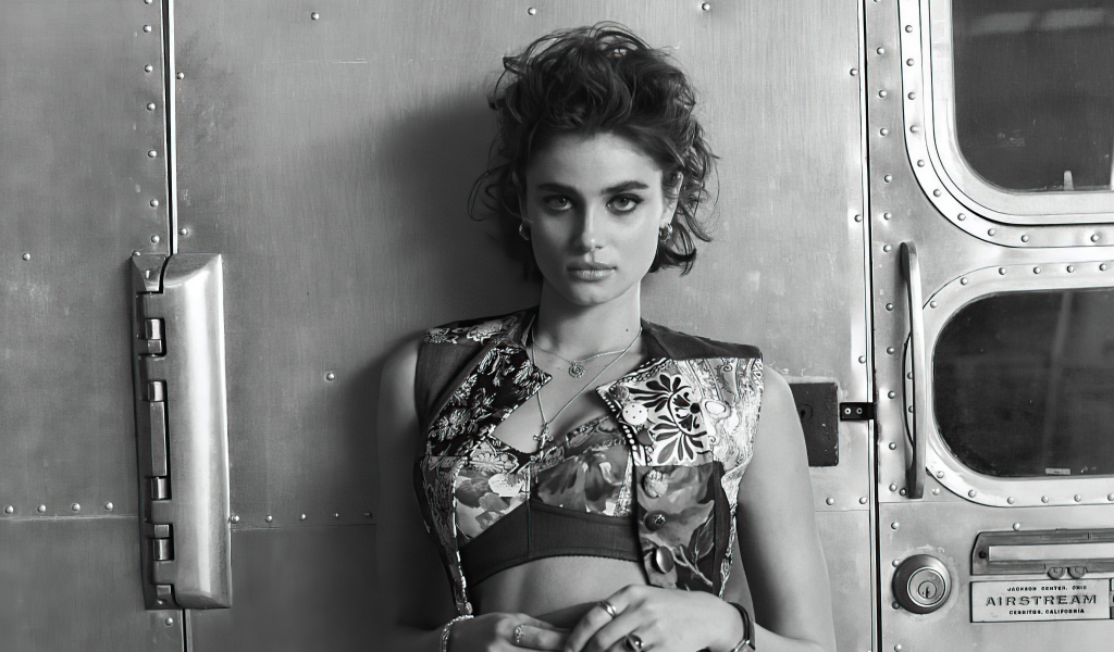 Американская модель Тейлор Хилл черно-белое фото