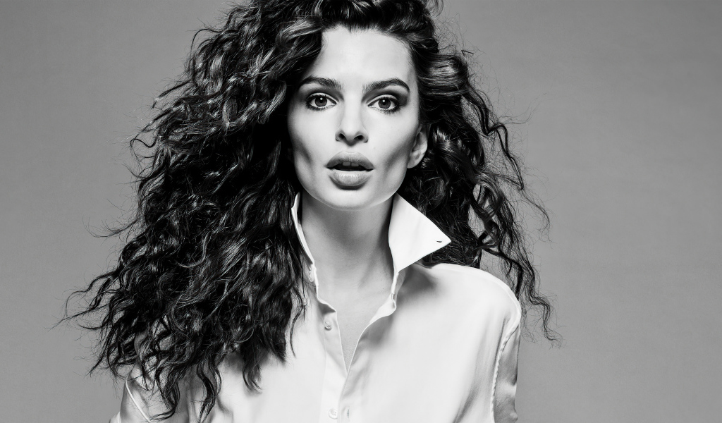 Красивая девушка Эмили Ратаковски на сером фоне