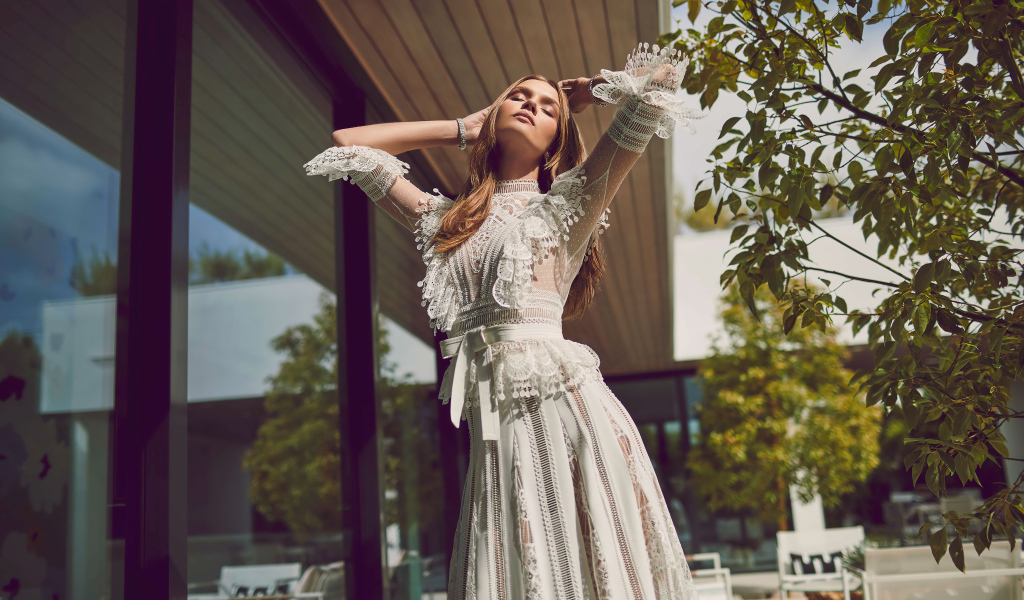 Красивая модель Жозефин Скривер в белом платье