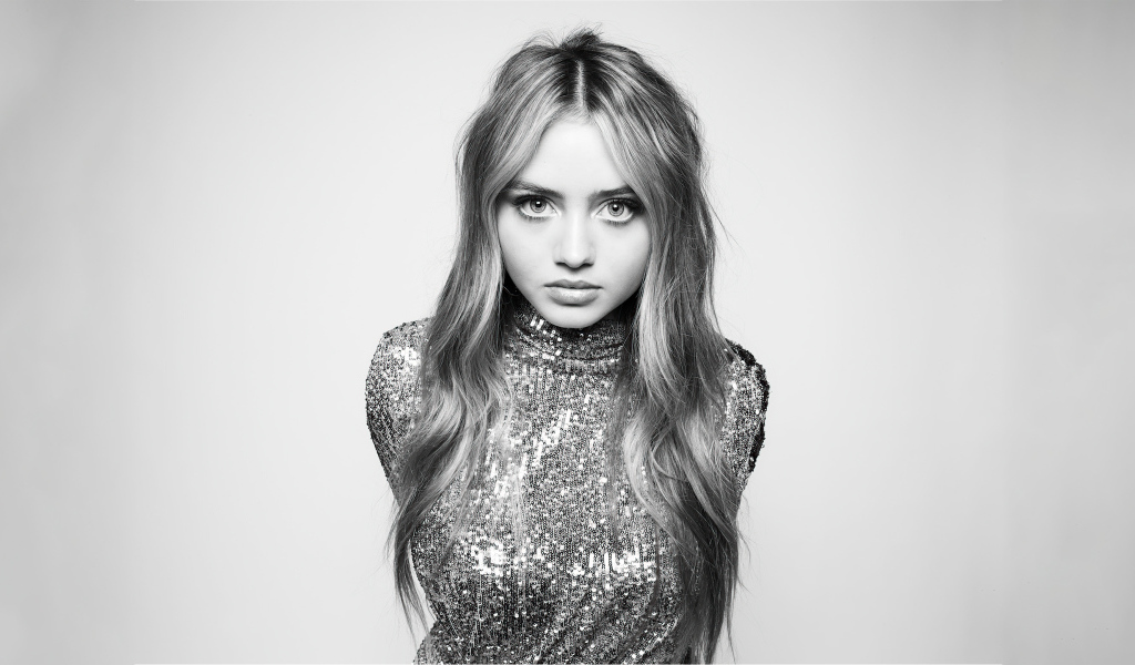 Красивая нежная девушка Лени Клум в блестящем платье