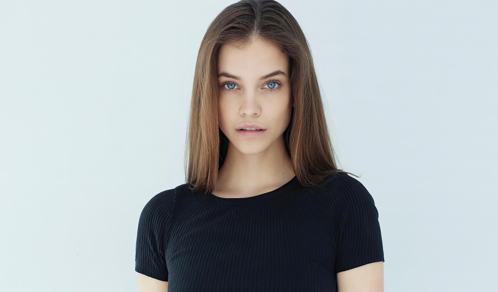 Голубоглазая популярная модель Барбара Палвин