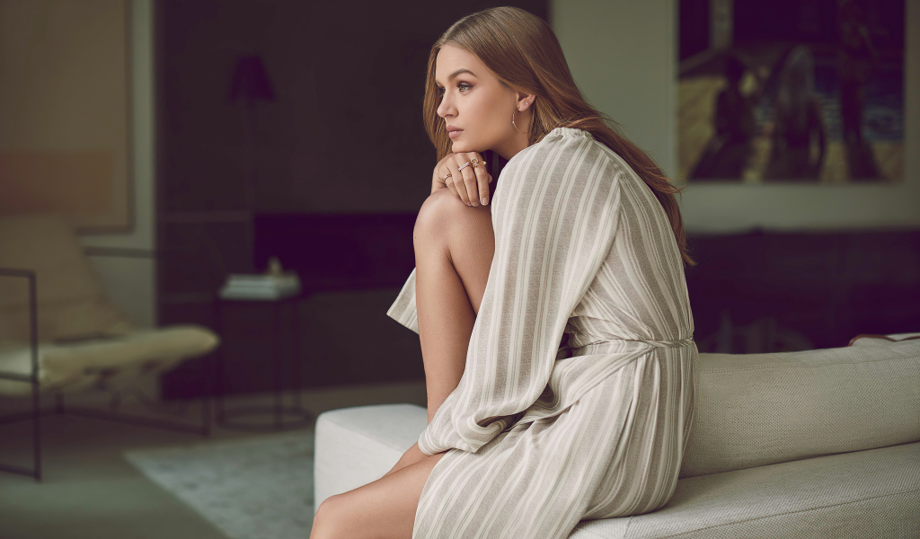 Датская модель Жозефин Скривер в халате на кровати