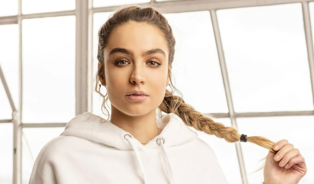 Модель Соммер Рэй в белом худи