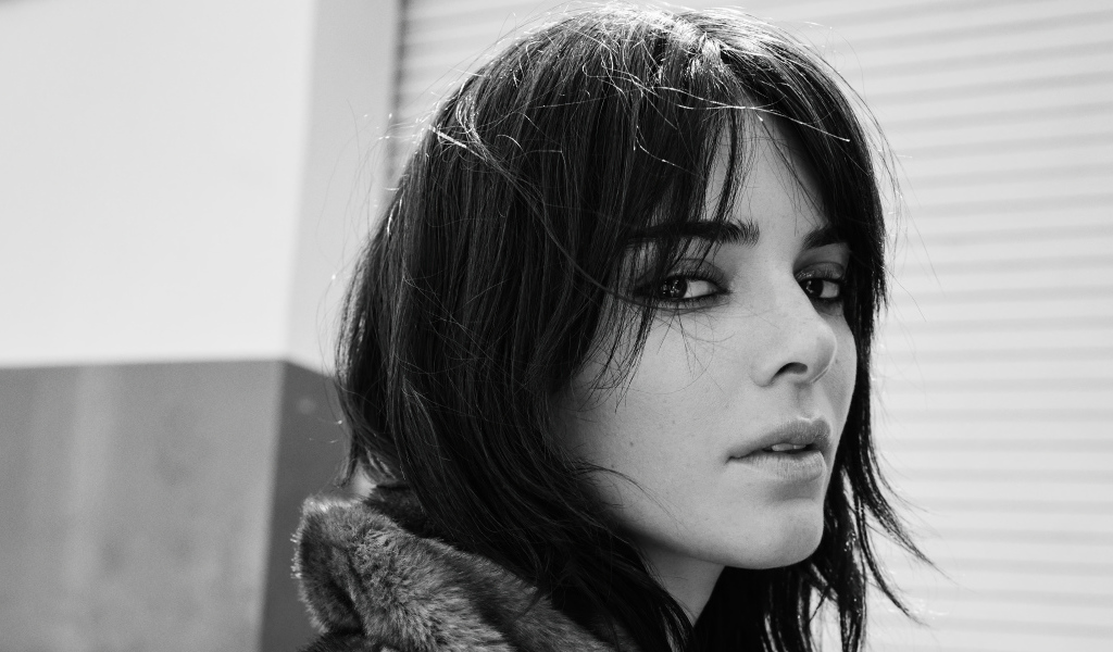 Популярная модель  Кендалл Дженнер  черно-белое фото