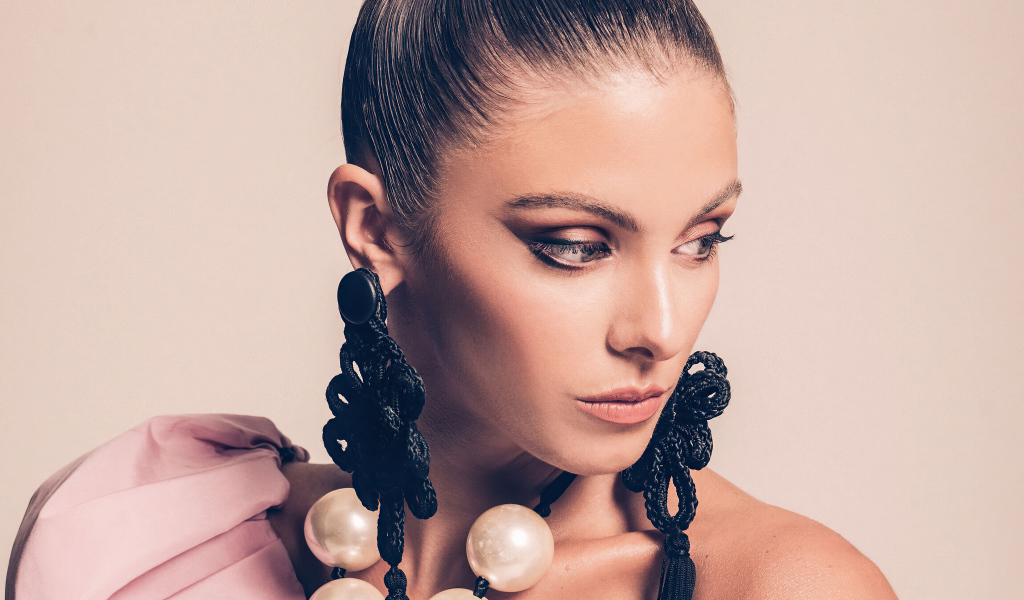 Стильная девушка модель Кармелла Роуз