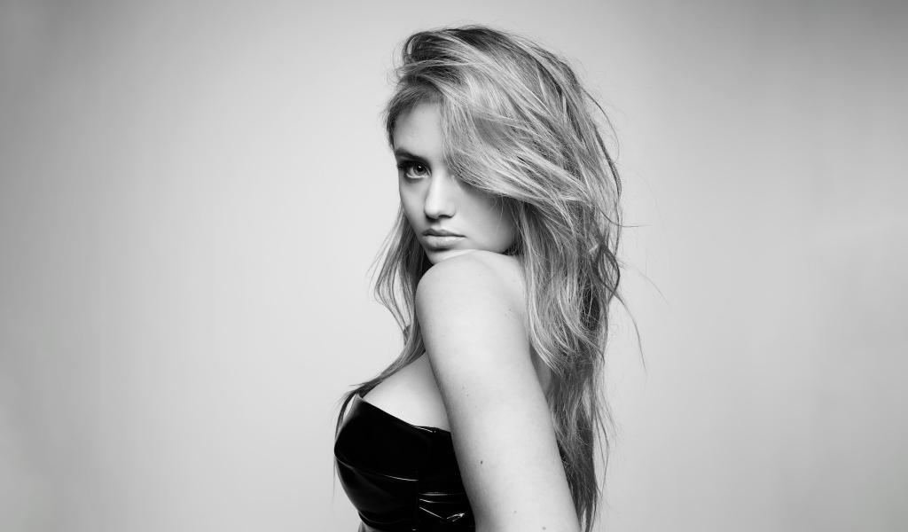 Стильная молодая модель Лени Клум на сером фоне