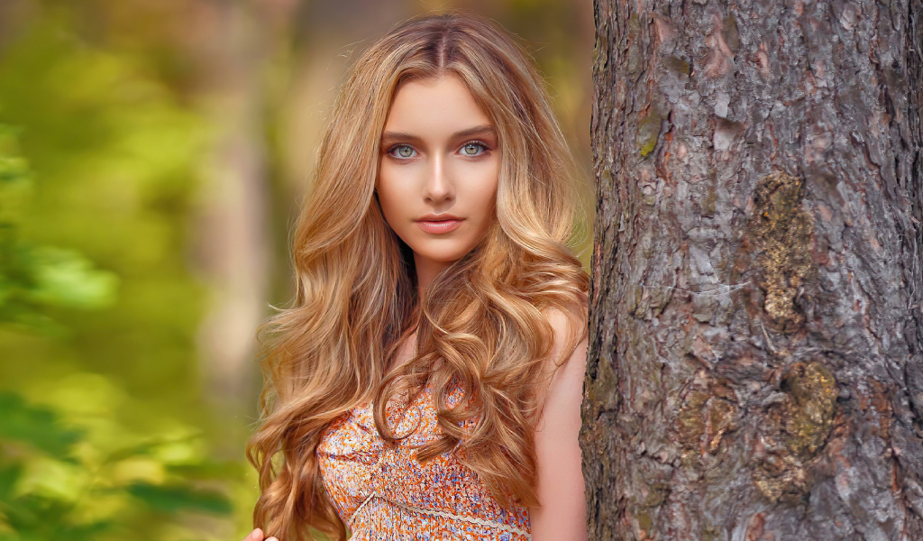 Молодая девушка модель Александра Ленарчук