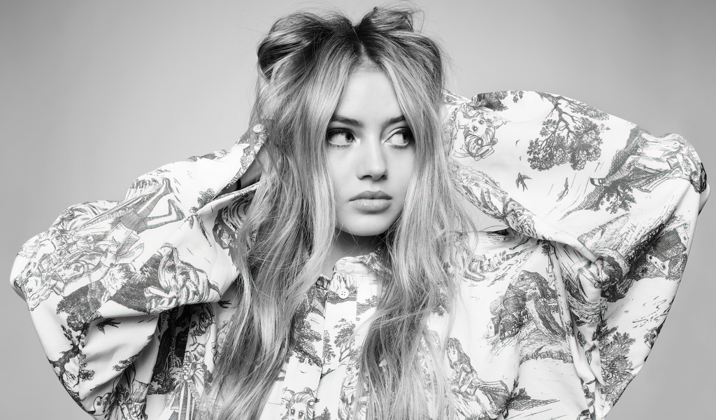 Молодая девушка модель Лени Клум на сером фоне