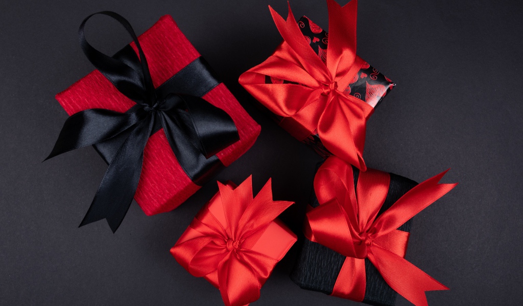 Яркие коробки с подарками на черном фоне 