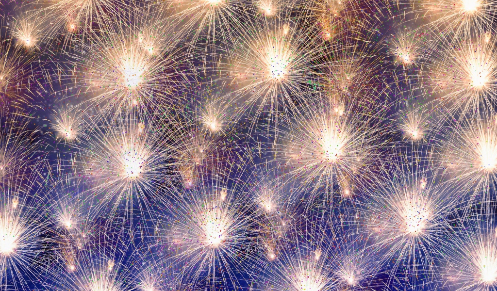 Яркий праздничный салют в небе 