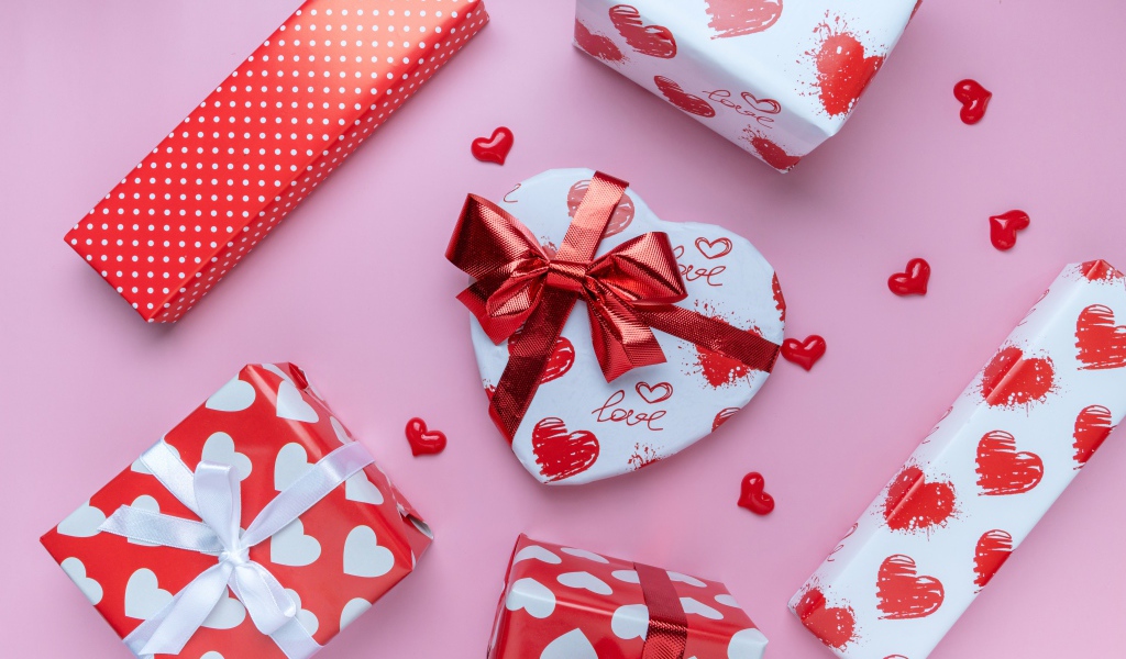 Подарки для любимой на розовом фоне