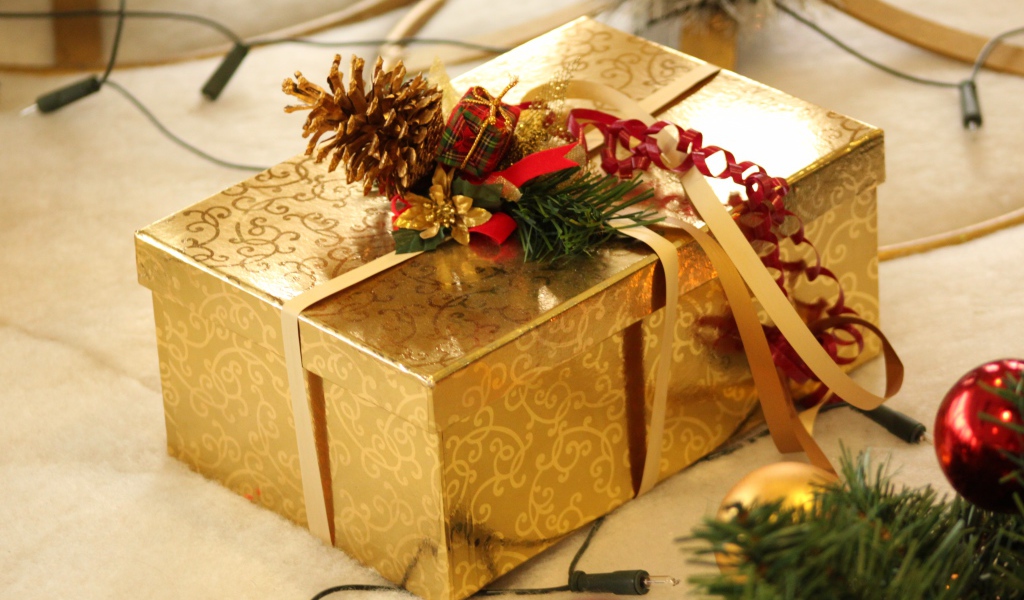 Большая золотистая коробка с подарком 