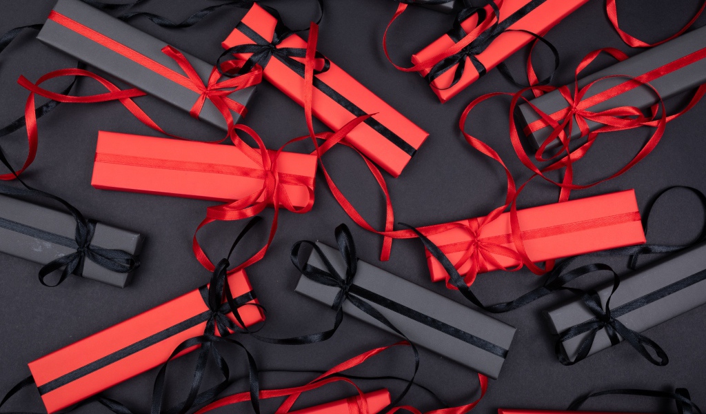 Красные и черные подарочные коробки с лентами 