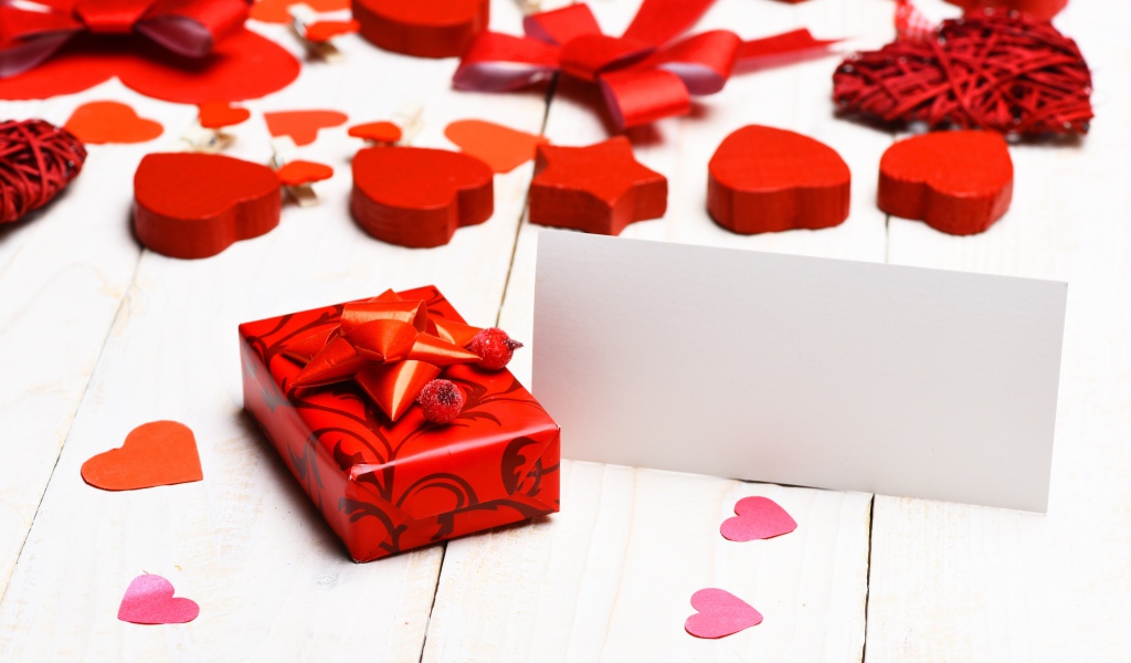 Красные сердечки и подарок для любимой