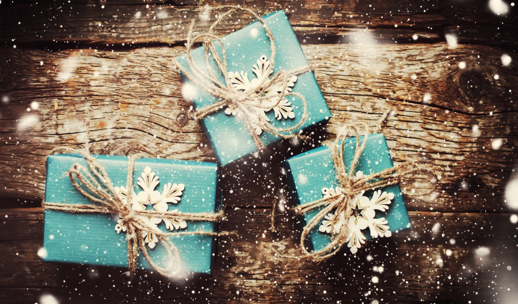 Три голубых подарка на деревянном столе