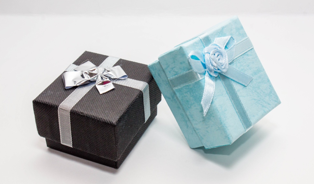 Две коробки с подарками на сером фоне 
