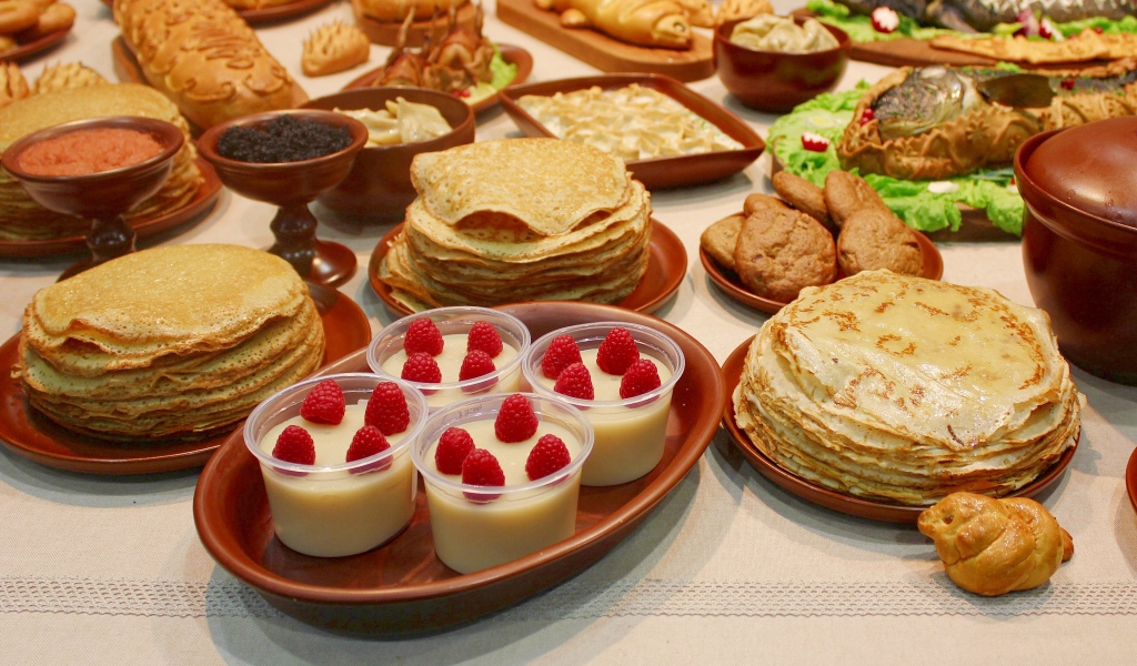 Много угощений на праздничном столе на Масленицу 2021