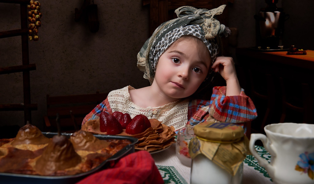 Девочка с блинами и угощениями на Масленицу