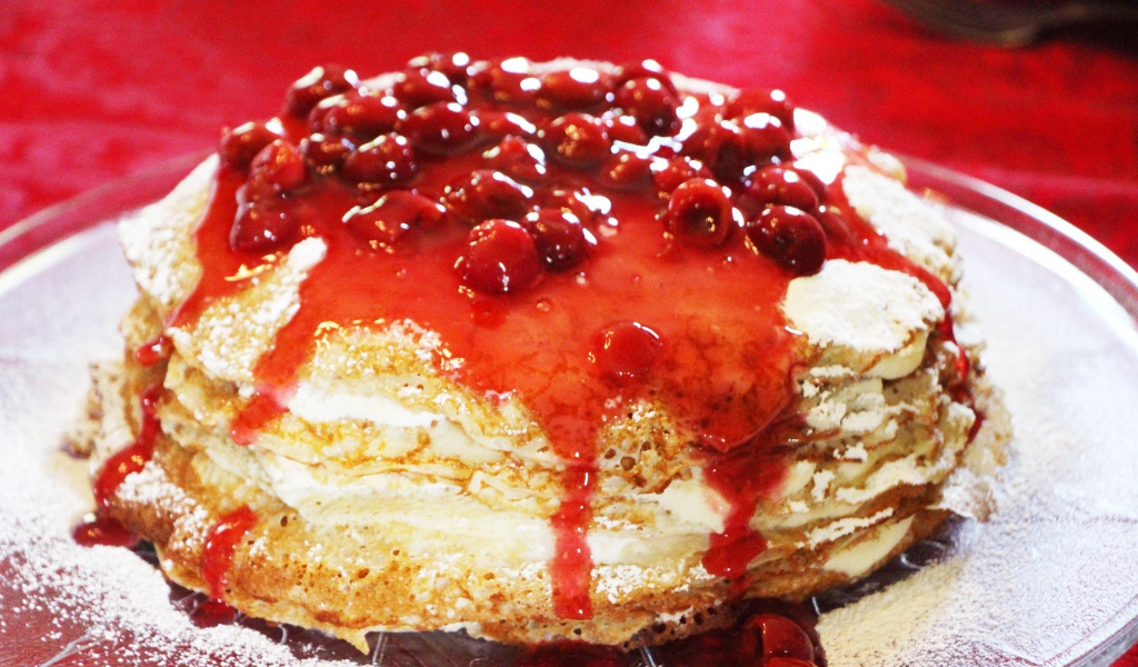 Блинный торт с вишней на праздник Масленица 2021