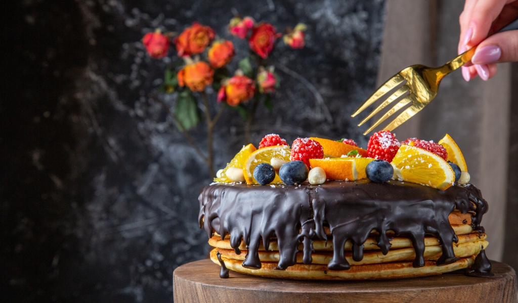 Блинный торт с шоколадом  и ягодами на Масленицу