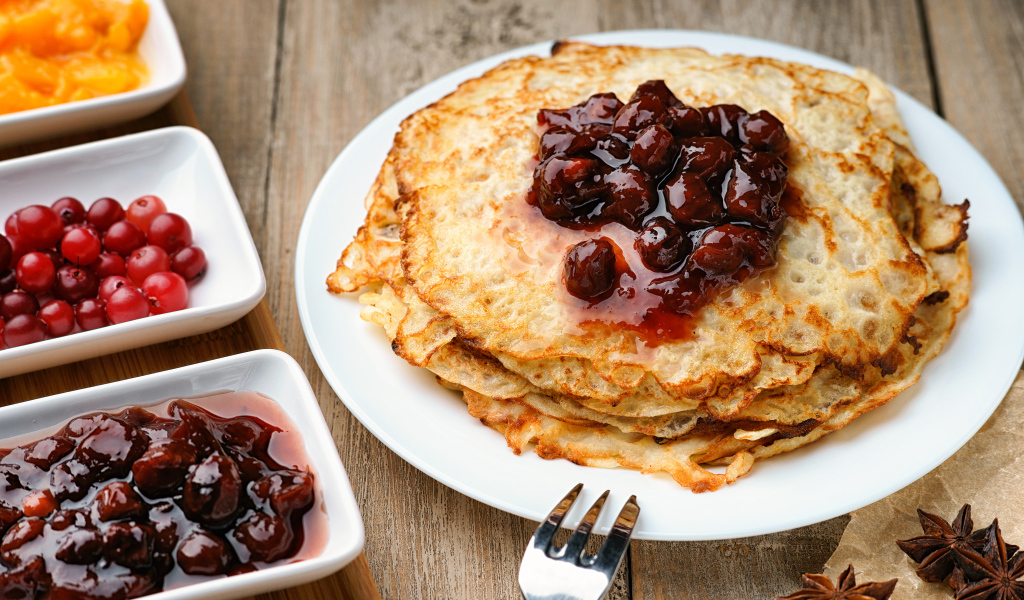 Блины с вишневым вареньем на праздник Масленица
