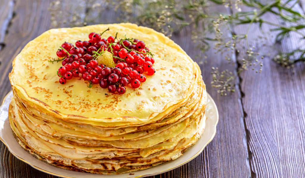 Тонкие блинчики с ягодами красной смородины на Масленицу 