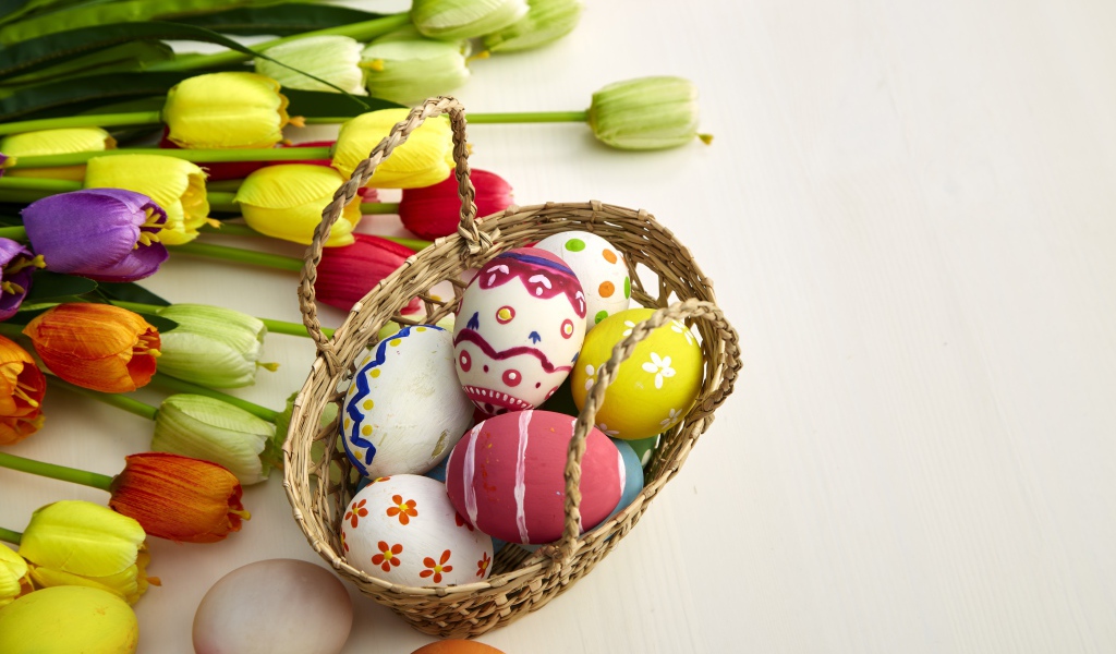 Корзина крашеных яиц с букетом тюльпанов