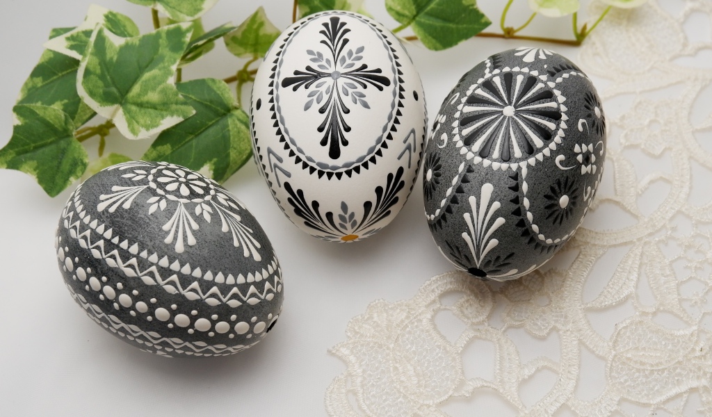 Красивые яйца с орнаментом на столе на Великий Светлый праздник Пасха 2021