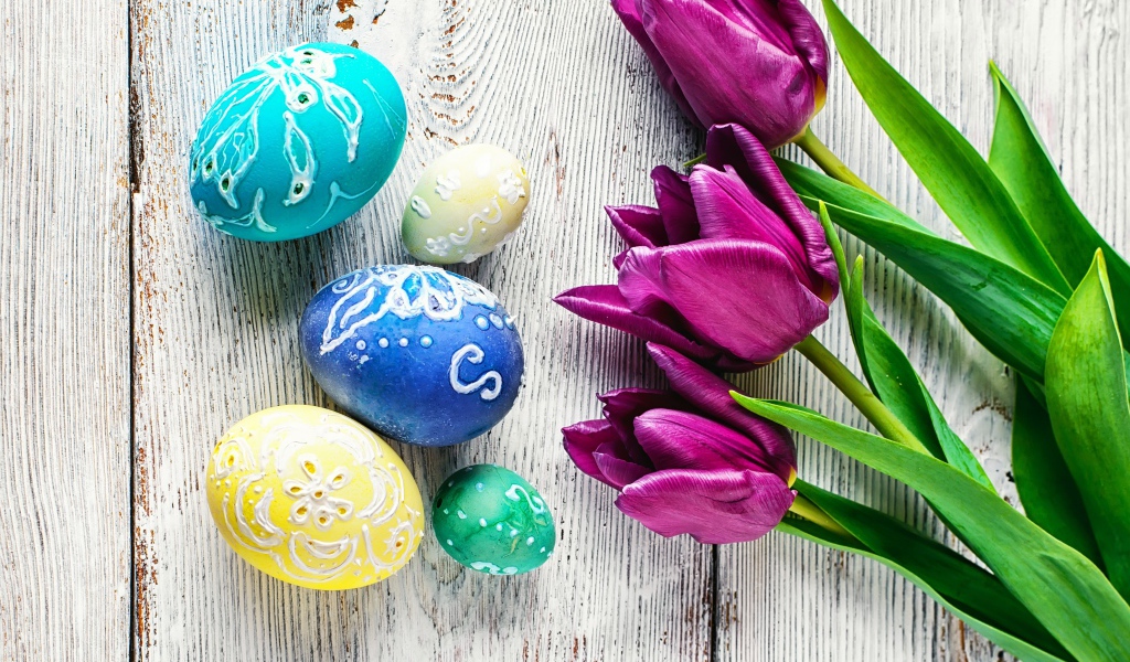 Красивые расписные яйца  с тюльпанами на Пасху