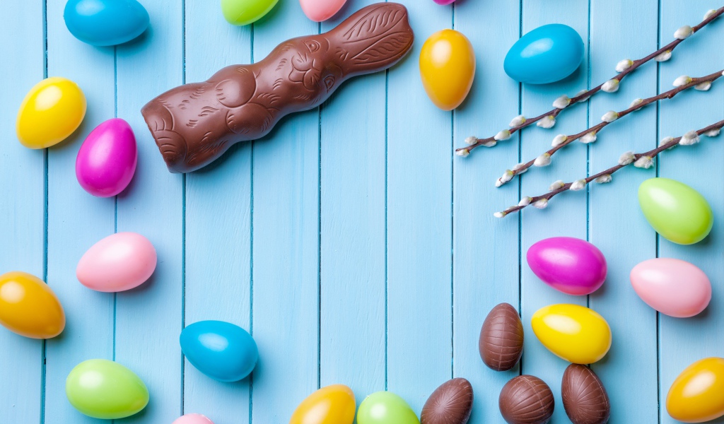 Шоколадные пасхальные сладости на голубом фоне