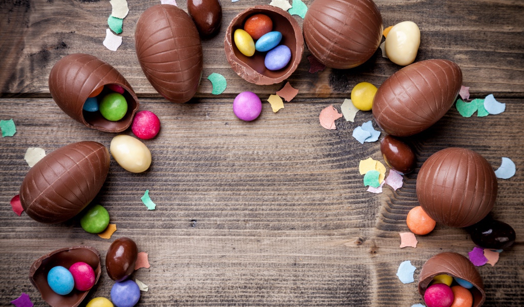 Шоколадные яйца с разноцветными конфетами на Пасху