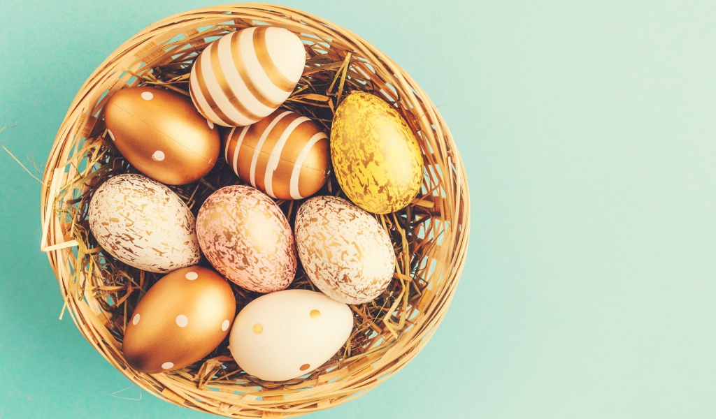 Гнездо с золотистыми крашеными яйцами на Пасху