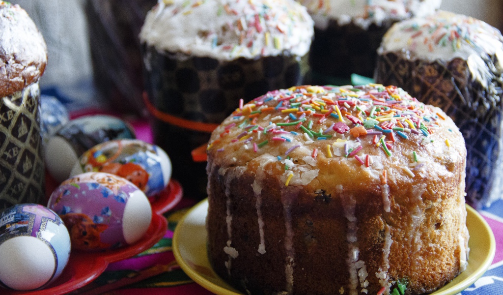 Свежая пасхальная выпечка на столе на праздник