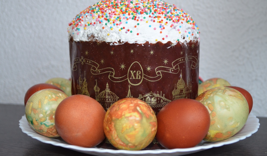 Большой пасхальный кулич с яйцами