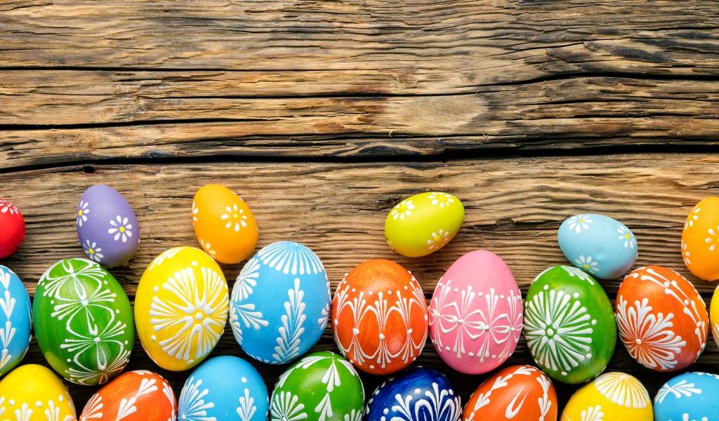 Разноцветные яркие яйца с орнаментом на Пасху 