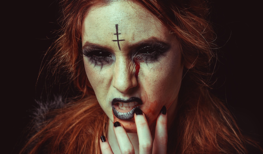 Девушка с гримом на Хэллоуин на черном фоне